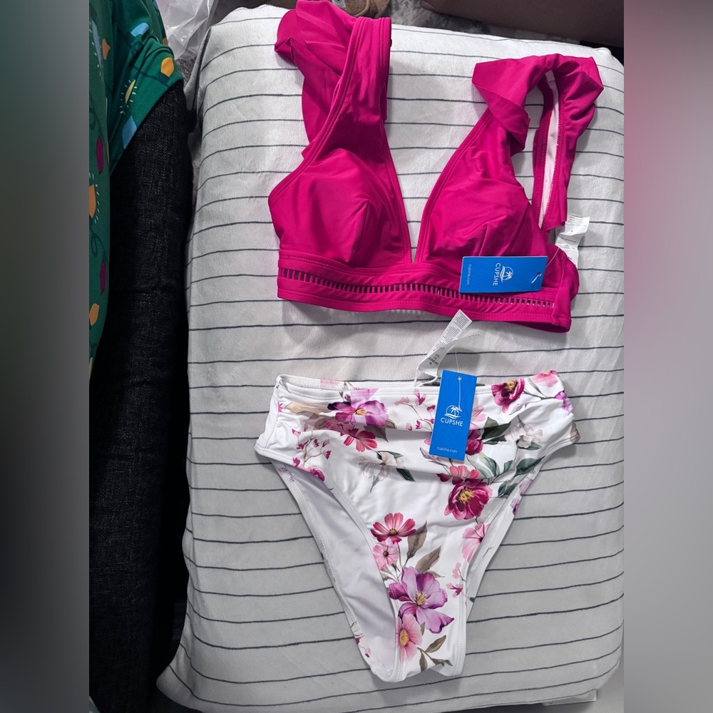 Cupshe Fuchsia Ruffled Bikini Set - Picture 4 of 5